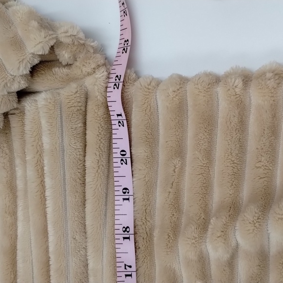 Ces Femme fuzzy teddy texture V-neck top size small oversized, beige and tan - Picture 6 of 11